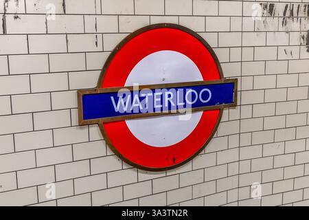 London, Großbritannien - 19. September 2024: Waterloo Station, London U-Bahn-Schild. Stockfoto