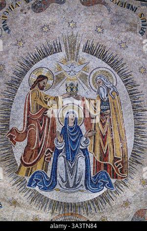 Paris, FRANKREICH - 08./03. 2024: Mosaik der Krönung der Jungfrau Maria, Mutter Gottes, im Himmel durch die Dreifaltigkeit. Stockfoto
