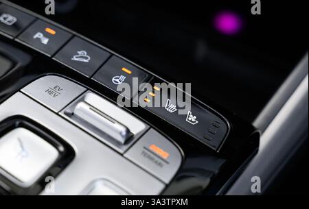 Bedienelemente der Sitzheizung mit beheiztem Lenkrad und belüfteten Sitzen sind die Tasten für die Sitzheizung eingeschaltet Stockfoto