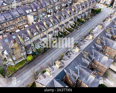 Panoramablick auf exklusive vierstöckige viktorianische Stadthäuser in einer exklusiven Gegend von Harrogate in North Yorkshire, Großbritannien genannt Cold Bath Road Stockfoto