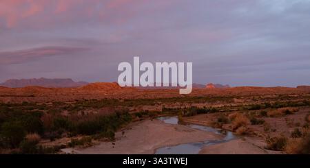 Die Chisos-Gebirgskette und der Rio Grande River im Big Bend National Park in Texas, fotografiert bei Sonnenuntergang. Stockfoto