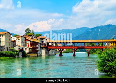 Malerischer Blick auf die alte überdachte Holzbrücke Ponte Vecchio über den Bergfluss Brenta in Bassano-del-Grappa, Italien Stockfoto