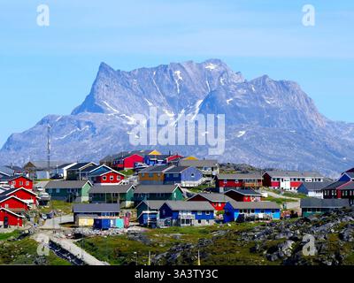 Sommer grönländische Landschaft mit farbenfrohen traditionellen Häusern vor der Kulisse des felsigen Berges in Nuuk, der Hauptstadt Grönlands Stockfoto