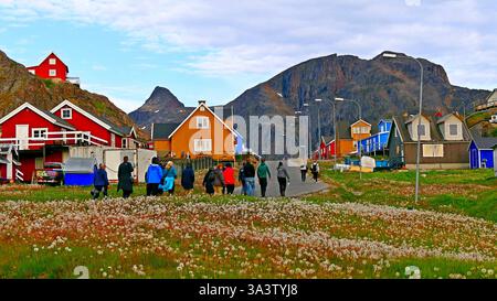 Passagiere auf einem Kreuzfahrtschiff machen eine Tour durch den historischen Teil der arktischen Stadt Sisimiut in Grönland Stockfoto