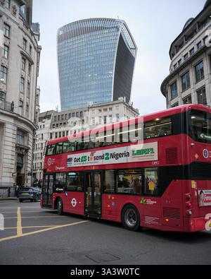16. Dezember 2024, London Großbritannien - das Leadenhall Building, in London oft Käsereibe genannt - 122 Leadenhall Street, auch bekannt als Leadenh Stockfoto