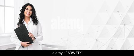 Porträt der mexikanischen Frau mit Zwischenablage im Büro Stockfoto
