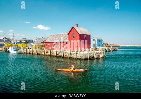 Kajakfahrer passieren Motiv Nr. 1 und kehren zurück in den Hafen von Rockport MA Stockfoto