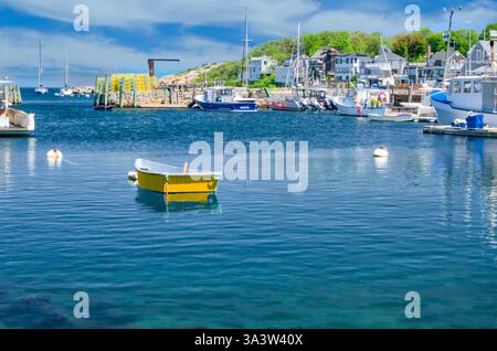 Gelbes hölzernes, schmuddeliges Boot, das im Hafen von New England vertäut ist Stockfoto