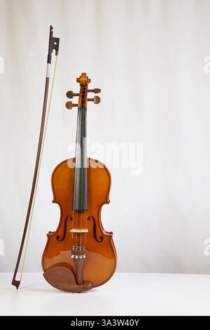 Schöne Violine, Streichinstrument, für die Interpretation klassischer und moderner Musik Stockfoto