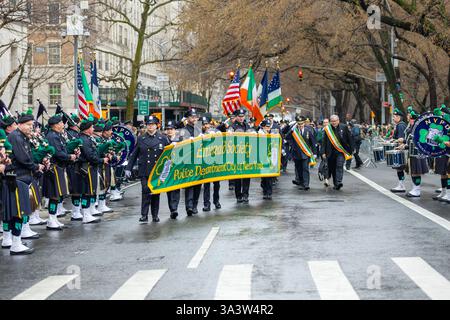 New York, USA. März 2025. Die Emerald Society der Polizei der Stadt New York marschiert 2025 bei der St. Patrick's Day Parade in New York, NY, am 17. März 2025. (Foto: Hailstorm Visuals/SIPA USA) Credit: SIPA USA/Alamy Live News Stockfoto