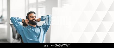 Entspannter indischer Geschäftsmann, der bei der Arbeit Pause macht Stockfoto