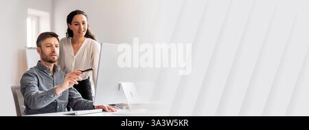 Fröhliche, junge kaukasische Managerin zeigt der Dame mit Hand am Computer in einem modernen Büro Stockfoto