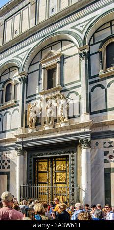 Italien 2022 Touristen versammeln sich vor den Toren des Paradieses im Baptisterium von Florenz, einem Meisterwerk der Renaissance von Lorenzo Ghiberti, Florenz, Ital Stockfoto