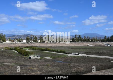 IRVINE, KALIFORNIEN - 10. Februar 2025: Irvine Ranch Water District Catch Basin entlang des Jeffrey Open Space Trail. Stockfoto