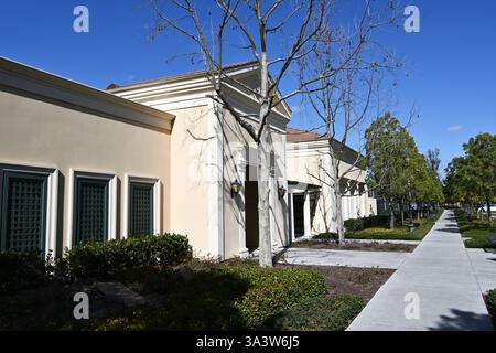 IRVINE, KALIFORNIEN - 10. Feb 2025: Cypress Community Center ist eine Mehrzweckeinrichtung, die Kurse für die Gemeinde anbietet, einen Mehrzweckraum, einen Übungsraum Stockfoto