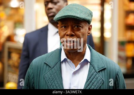 NEW YORK, NEW YORK - 17. MÄRZ 2025: Bürgermeister Eric Adams versammelte sich entlang der 5th Avenue, um die 264. Jährliche St. Patrick's Day Parade zu feiern. Die legendäre Veranstaltung bot lebendige Darbietungen der irischen Kultur, Musik, Tanz und Tradition und zog Besucher aus der ganzen Stadt und darüber hinaus an. Die Parade ist nach wie vor eine der ältesten und größten Feierlichkeiten zum St. Patrick's Day weltweit. Foto: Luiz Rampelotto/EuropaNewswire Stockfoto