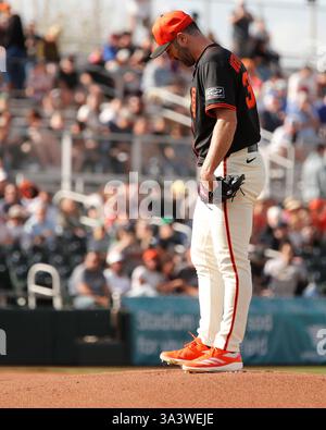 Scottsdale, Arizona, USA. März 2025. Der San Francisco Giants Pitcher Justin Verlander (35) begibt sich im Scottsdale Stadium in Scottsdale, Arizona, für das Frühjahrstraining der Cactus League zwischen den Athletic's und den San Francisco Giants. Michael Cazares/CSM/Alamy Live News Stockfoto