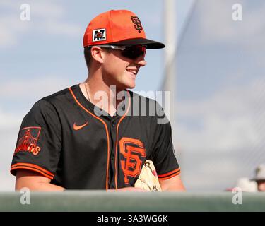 Scottsdale, Arizona, USA. März 2025. San Francisco Giants Shortstop Tyler Fitzgerald (49) interagiert mit den Fans vor dem Cactus League Spring Training Spiel zwischen den Athletic's und den San Francisco Giants im Scottsdale Stadium in Scottsdale, Arizona. Michael Cazares/CSM/Alamy Live News Stockfoto