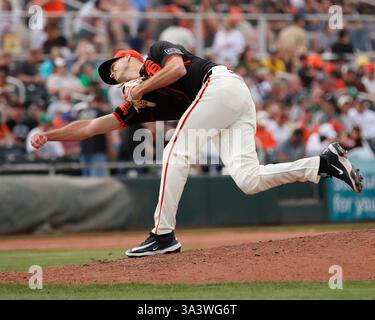 Scottsdale, Arizona, USA. März 2025. Der San Francisco Giants Pitcher Tyler Rogers (71) spielt im Frühjahr-Training der Cactus League zwischen den Athletic's und den San Francisco Giants im Scottsdale Stadium in Scottsdale, Arizona. Michael Cazares/CSM/Alamy Live News Stockfoto