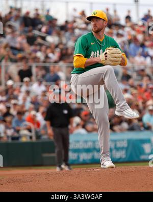 Scottsdale, Arizona, USA. März 2025. Athletics Pitcher Jeffrey Springs (59) im Cactus League Spring Training Spiel zwischen den Athletic's und den San Francisco Giants im Scottsdale Stadium in Scottsdale, Arizona. Michael Cazares/CSM/Alamy Live News Stockfoto
