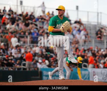 Scottsdale, Arizona, USA. März 2025. Der Athletics Pitcher Jeffrey Springs (59) besteigt den Hügel im Cactus League Spring Training zwischen den Athletic's und den San Francisco Giants im Scottsdale Stadium in Scottsdale, Arizona. Michael Cazares/CSM/Alamy Live News Stockfoto