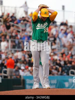 Scottsdale, Arizona, USA. März 2025. Der Athletics Pitcher Jeffrey Springs (59) besteigt den Hügel im Cactus League Spring Training zwischen den Athletic's und den San Francisco Giants im Scottsdale Stadium in Scottsdale, Arizona. Michael Cazares/CSM/Alamy Live News Stockfoto