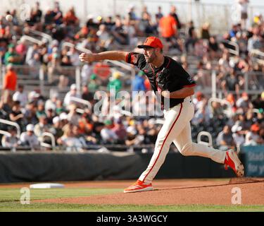 Scottsdale, Arizona, USA. März 2025. Der San Francisco Giants Pitcher Justin Verlander (35) begibt sich im Scottsdale Stadium in Scottsdale, Arizona, für das Frühjahrstraining der Cactus League zwischen den Athletic's und den San Francisco Giants. Michael Cazares/CSM/Alamy Live News Stockfoto