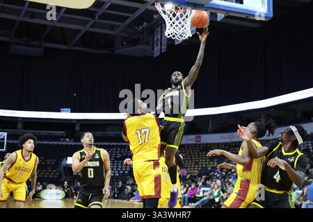 London, Kanada. März 2025. Die London Lightning besiegen die Newfoundland Rogues 125-108 am Canada Life Place. Marcus Ottey (1) von The London Lightning macht im 3. Quartal einen Layup. Quelle: Luke Durda/Alamy Live News Stockfoto