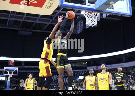 London, Kanada. März 2025. Die London Lightning besiegen die Newfoundland Rogues 125-108 am Canada Life Place. Marcus Ottey (1) von The London Lightning geht im 3. Quartal auf einen Dunk. Quelle: Luke Durda/Alamy Live News Stockfoto