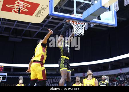 London, Kanada. März 2025. Die London Lightning besiegen die Newfoundland Rogues 125-108 am Canada Life Place. Marcus Ottey (1) von The London Lightning geht im 3. Quartal auf einen Dunk. Quelle: Luke Durda/Alamy Live News Stockfoto