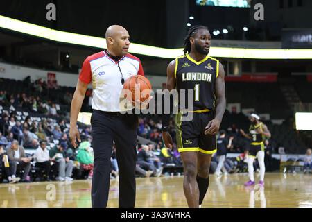London, Kanada. März 2025. Die London Lightning besiegen die Newfoundland Rogues 125-108 am Canada Life Place. Marcus Ottey (1) von The London Lightning spricht mit dem Schiedsrichter, während er am Ende des 3. Quartals läuft. Quelle: Luke Durda/Alamy Live News Stockfoto