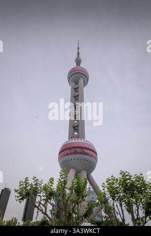 Shanghai, China - 30. Dezember 2022: Der Oriental Pearl Tower, das höchste Gebäude Chinas, dominiert die Skyline von Shanghai, vom Bund aus gesehen Stockfoto
