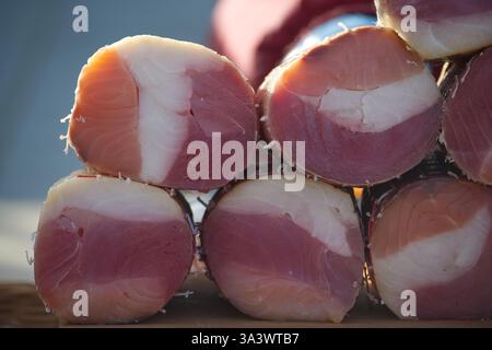Eine Nahaufnahme zeigt einen Stapel katalanischer Fuet, eine geräucherte Wurst, mit ihrer unverwechselbaren Marmorierung und bereit zum Verzehr. Stockfoto