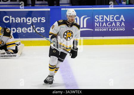Rochester, New York, USA. März 2025. Oliver Wahlstrom (18) stürzt in den Vorwärmspielen vor dem Spiel gegen die Rochester Americans. Die Rochester Americans veranstalteten die Providence Bruins in einem Spiel der American Hockey League in der Blue Cross Arena in Rochester, New York. (Jonathan Tenca/CSM). Quelle: csm/Alamy Live News Stockfoto