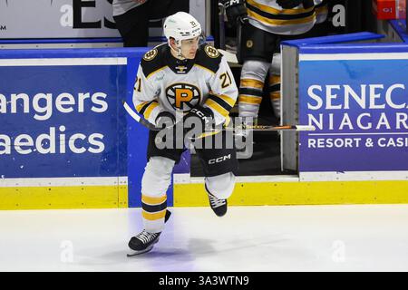 Rochester, New York, USA. März 2025. Matthew Poitras (21) nimmt das Eis für die Aufwärmphase vor einem Spiel gegen die Rochester Americans. Die Rochester Americans veranstalteten die Providence Bruins in einem Spiel der American Hockey League in der Blue Cross Arena in Rochester, New York. (Jonathan Tenca/CSM). Quelle: csm/Alamy Live News Stockfoto