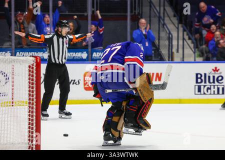 Rochester, New York, USA. März 2025. Der Rochester American Torwart Devon Levi (27) feiert einen Sieg im Spiel gegen die Providence Bruins. Die Rochester Americans veranstalteten die Providence Bruins in einem Spiel der American Hockey League in der Blue Cross Arena in Rochester, New York. (Jonathan Tenca/CSM). Quelle: csm/Alamy Live News Stockfoto