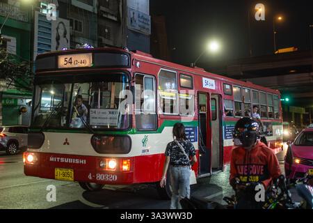 Bangkok, Thailand - 15. März 2025: Öffentlicher Bus auf den Straßen von Bangkok, Thailand. Stockfoto