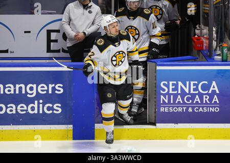 Rochester, New York, USA. März 2025. Fabian Lysell (22) nimmt das Eis für die Aufwärmphase vor einem Spiel gegen die Rochester Americans. Die Rochester Americans veranstalteten die Providence Bruins in einem Spiel der American Hockey League in der Blue Cross Arena in Rochester, New York. (Jonathan Tenca/CSM). Quelle: csm/Alamy Live News Stockfoto