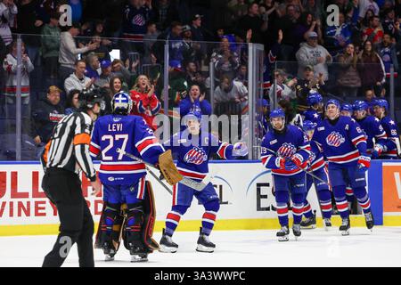 Rochester, New York, USA. März 2025. Der Rochester American Torwart Devon Levi (27) feiert einen Sieg im Spiel gegen die Providence Bruins. Die Rochester Americans veranstalteten die Providence Bruins in einem Spiel der American Hockey League in der Blue Cross Arena in Rochester, New York. (Jonathan Tenca/CSM). Quelle: csm/Alamy Live News Stockfoto