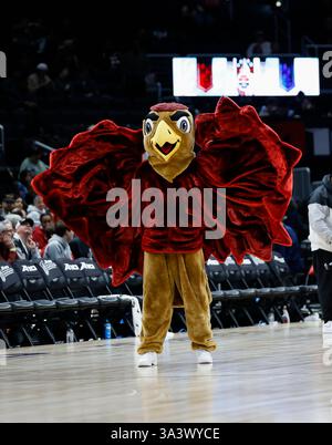15. März 2025: Das Maskottchen Saint Joseph's Hawk tritt während eines A10 Men's Basketball Tournament-Halbfinalspiels zwischen den George Mason Patriots und den Saint Joseph's Hawks in der Capital One Arena in Washington, DC Justin Cooper/CSM auf Stockfoto