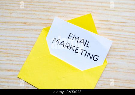 E-Mail-Marketingtext auf weißem Notizblock in einem gelben Umschlag. Online-Konzept „Geld verdienen“. Stockfoto