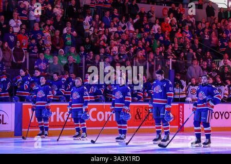 Rochester, New York, USA. März 2025. Die Spieler der Rochester American stehen während der Nationalhymne vor einem Spiel gegen die Providence Bruins. Die Rochester Americans veranstalteten die Providence Bruins in einem Spiel der American Hockey League in der Blue Cross Arena in Rochester, New York. (Jonathan Tenca/CSM). Quelle: csm/Alamy Live News Stockfoto