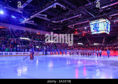 Rochester, New York, USA. März 2025. Die Spieler der Rochester American stehen während der Nationalhymne vor einem Spiel gegen die Providence Bruins. Die Rochester Americans veranstalteten die Providence Bruins in einem Spiel der American Hockey League in der Blue Cross Arena in Rochester, New York. (Jonathan Tenca/CSM). Quelle: csm/Alamy Live News Stockfoto