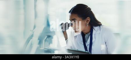 Wissenschaftlerin, Frau und Tablette mit Mikroskop für die forensische, testechnische und medizinische Forschung. Pathologie, Labor und Analyse mit Dateninspektion für Stockfoto