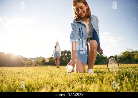 Zwei Frauen haben Spaß mit Badmintonschlägern auf dem Feld. Stockfoto