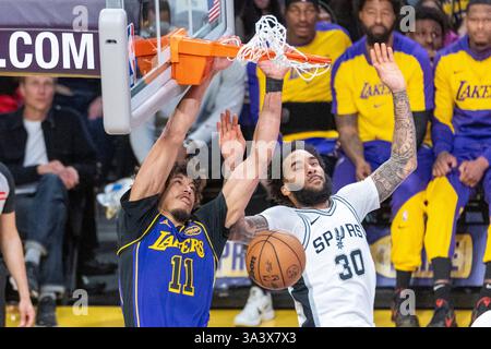Los Angeles, USA. März 2025. Jaxson Hayes (L) von Los Angeles Lakers gegen Julian Champagnie von San Antonio Spurs während des regulären NBA-Saisonspiels 2024-2025 zwischen Los Angeles Lakers und San Antonio Spurs in Los Angeles, USA, am 17. März 2025. Quelle: Ringo Chiu/Xinhua/Alamy Live News Stockfoto