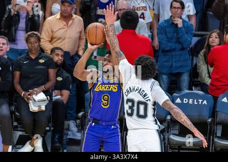 Los Angeles, USA. März 2025. Bronny James (L) der Los Angeles Lakers schießt gegen Julian Champagnie von San Antonio Spurs während des regulären NBA-Saisonspiels 2024-2025 zwischen Los Angeles Lakers und San Antonio Spurs in Los Angeles, USA, am 17. März 2025. Quelle: Ringo Chiu/Xinhua/Alamy Live News Stockfoto