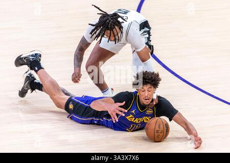 Los Angeles, USA. März 2025. Jaxson Hayes (Bottom) von Los Angeles Lakers streitet mit Stephon Castle von San Antonio Spurs während des regulären NBA-Saisonspiels 2024-2025 zwischen Los Angeles Lakers und San Antonio Spurs in Los Angeles, USA, am 17. März 2025. Quelle: Ringo Chiu/Xinhua/Alamy Live News Stockfoto
