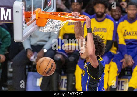 Los Angeles, USA. März 2025. Jaxson Hayes dunks von Los Angeles Lakers während des regulären NBA-Saisonspiels 2024-2025 zwischen Los Angeles Lakers und San Antonio Spurs in Los Angeles, USA, am 17. März 2025. Quelle: Ringo Chiu/Xinhua/Alamy Live News Stockfoto