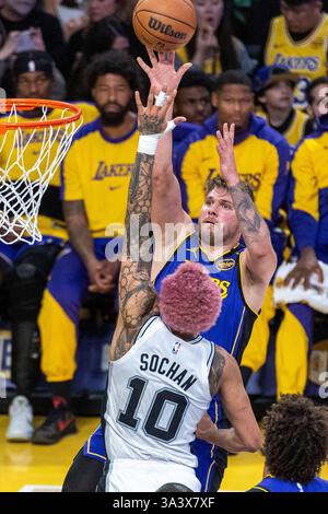 Los Angeles, USA. März 2025. Luka Doncic (TOP) der Los Angeles Lakers schießt gegen Jeremy Sochan von San Antonio Spurs während des regulären NBA-Saisonspiels 2024-2025 zwischen Los Angeles Lakers und San Antonio Spurs in Los Angeles, USA, am 17. März 2025. Quelle: Ringo Chiu/Xinhua/Alamy Live News Stockfoto